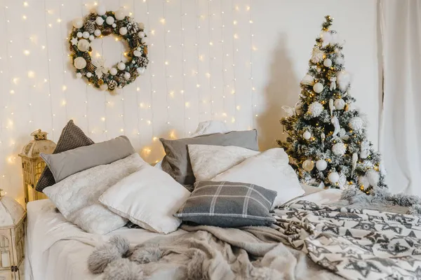 Kissen Auf Dem Bett Neujahrsschlafzimmer Gestaltet — Stockfoto