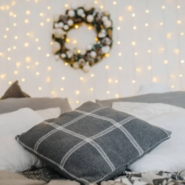ベッドの上に枕 新年の寝室のデザイン — ストック写真