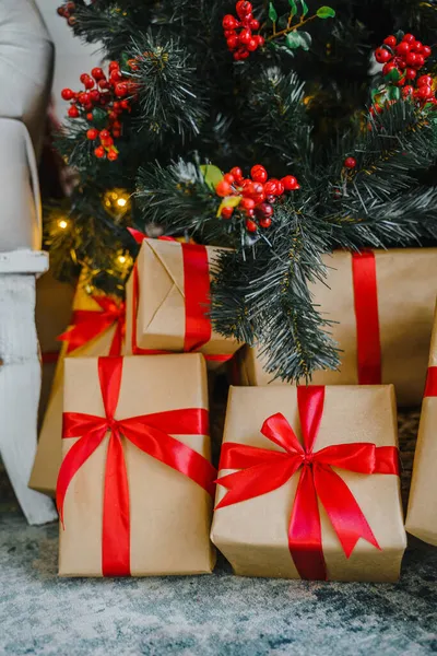 Viele Rote Geschenke Unterm Weihnachtsbaum — Stockfoto