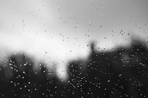 Siyah Beyaz Arka Planı Bulanık Olan Pencere Camına Yağmur Damlaları — Stok fotoğraf