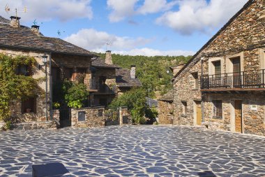 Valverde de los Arroyos, İspanya - 3 Ekim 2021: Valverde de los Arroyos (İspanya). Tipik taş yapılar ve siyah tahta çatılar. Kırsal.