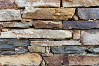 Sekizli tonlarda dikdörtgen taş duvar