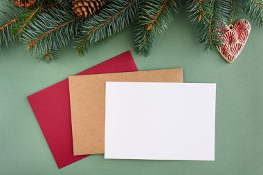Noel konsepti. Çok renkli kartlar. Konili Noel ağacı dalları.