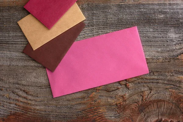 木製の背景に多色の封筒 コミュニケーションの概念 — ストック写真