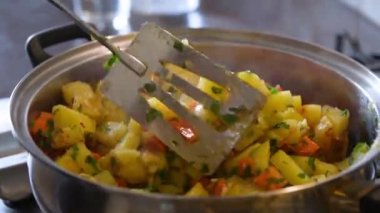 Bir tavada sebze pişirip karıştırmak.. 
