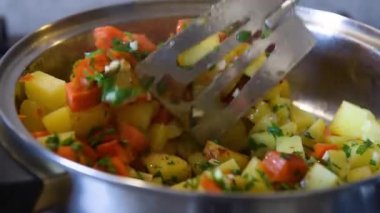 Bir tavada sebze pişirip karıştırmak.. 