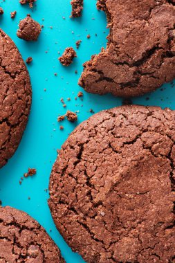 Turkuaz arka planda Americano kurabiyeleri. Düz lei. Üst görünüm.