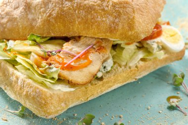 Jambon, peynir, yumurta ve sebzeli Ciabatta sandviçi..