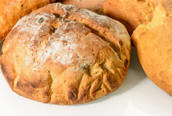 Hausgemachtes Brot Aus Nächster Nähe Laibe Auf Weißem Hintergrund — Stockfoto