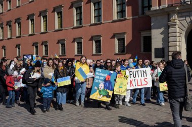 Varşova. Polonya. Castle Meydanı. 03.18.2022. Kocaları Ukrayna 'da kalmış Ukraynalı kadınların savaş karşıtı mitingleri.