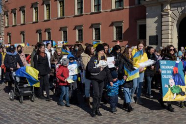 Varşova. Polonya. Castle Meydanı. 03.18.2022. Savaş karşıtı toplantı Varşova 'da, Castle Square' de. Ukraynalı kadın ve çocuklar savaşa son çağrısında bulundu.