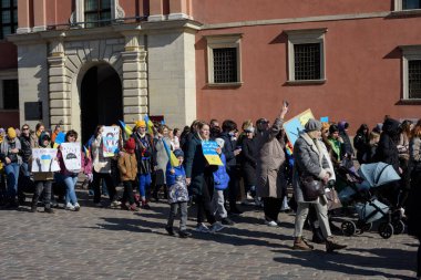 Varşova. Polonya. Castle Meydanı. 03.18.2022. Savaş karşıtı toplantı Varşova 'da, Castle Square' de. Ukraynalı kadın ve çocuklar savaşa son çağrısında bulundu.
