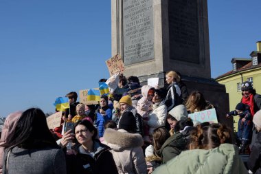 Varşova. Polonya. Castle Meydanı. 03.18.2022. Kocaları Ukrayna 'da kalmış Ukraynalı kadınların savaş karşıtı mitingleri.