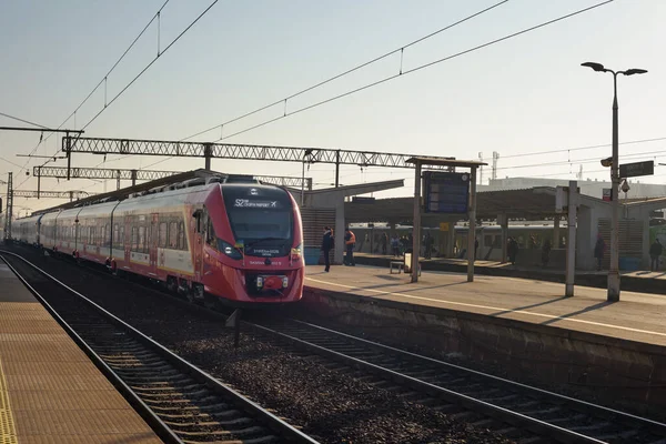 Varşova Polonya 2022 Platformda Modern Yüksek Hızlı Tren — Stok fotoğraf