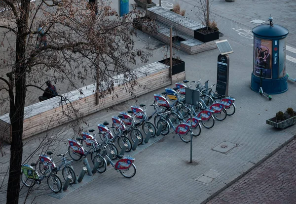 Varşova Polonya 2022 Kiralık Bisikletlerin Park Edilmesi — Stok fotoğraf