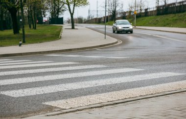 Üç yolun kesiştiği yerde yaya geçidi..