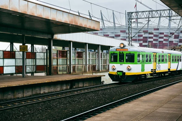 Eski Tren Tren Tren Istasyonundaki Platforma Varır — Stok fotoğraf