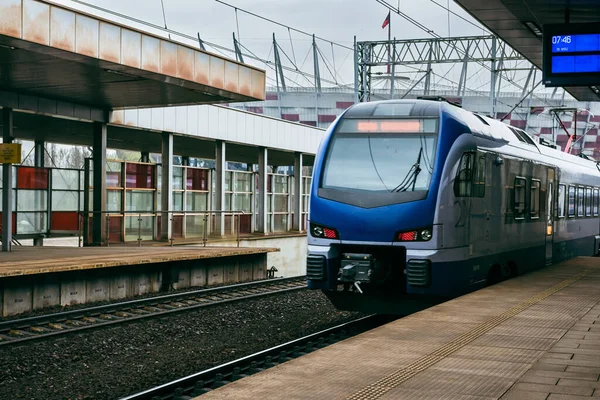 Modern Tren Tren Tren Istasyonundaki Platforma Varır — Stok fotoğraf