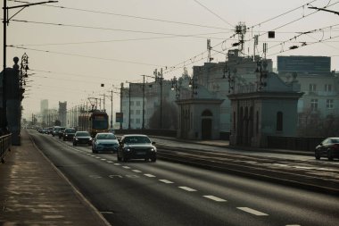 Varşova. Polonya. 03.30.2022. Araba trafiği. Tramvaylar otobanın ortasından geçiyor..