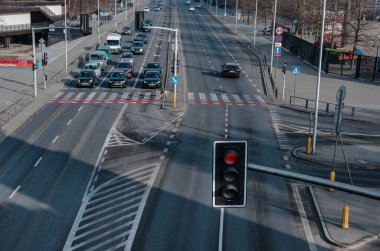 Varşova. Polonya. 03.30.2022. Trafik ışıklarıyla kesişen yollar. Arabalar geçmek için bekliyor..