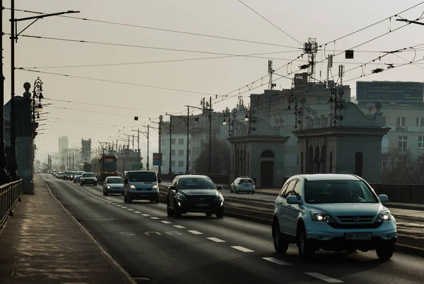 Varşova Polonya 2022 Araba Trafiği Tramvaylar Otobanın Ortasından Geçiyor — Stok fotoğraf