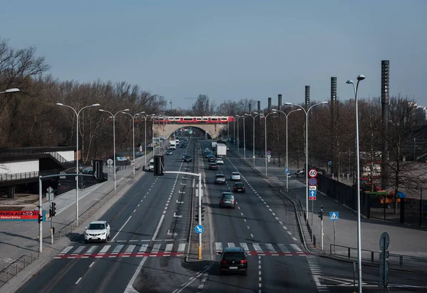 Varsóvia Polônia 2022 Tráfego Rodovia Corre Sob Ponte Ferroviária — Fotografia de Stock