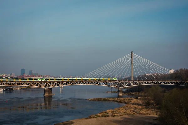 Варшава Польща 2022 Поїзд Перетинає Міст Через Вісла — стокове фото