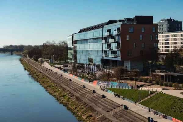 Varşova, Poland- 04.18.2022: Vistula kıyılarında cam cepheli modern evler.