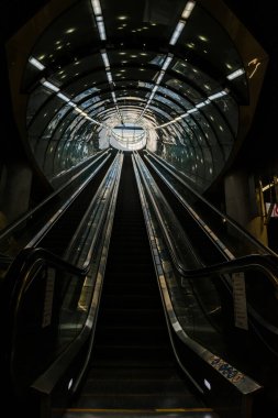 Metrodaki yürüyen merdivenin çıkışında. Aşağıdan görünüm.