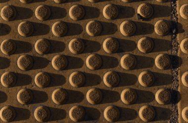 Çizgili fayanslar kayma önleyici patika şeritler. Kısaltılmış arkaplan dokusu.