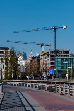 Varşova, Poland- 05.02.2022: Başkentin merkezinde çok katlı bir bina inşaatı. 