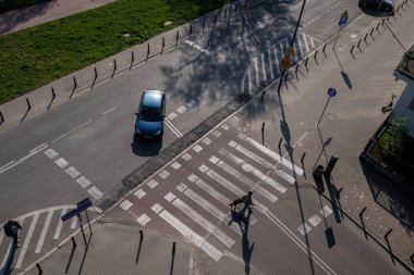 Varşova, Poland- 05.02.2022: kaldırımlı yolda yaya geçidi. Üst Manzara. Araba bir yayayı geçmek için durdu..