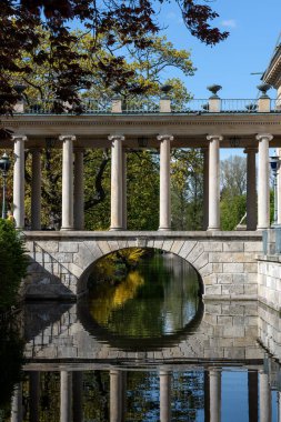 Antika sütunlu köprü ve kanal boyunca bir kapı..