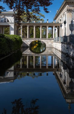 Antika sütunlu köprü ve kanal boyunca bir kapı..