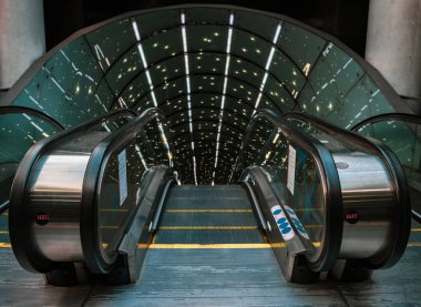 Metroda yürüyen merdiven var. Tünelden çık.. 