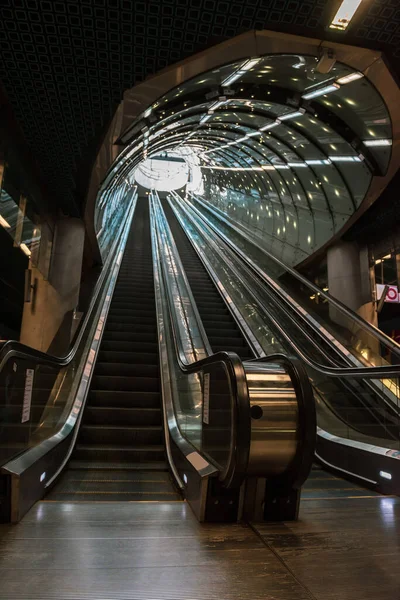 Metroda yürüyen merdiven var. Aşağıdan görünüm.