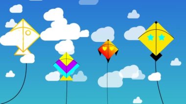 Maskar Sankranti ve uçurtma festivali için bulutlu gökyüzünde renkli uçurtmalar uçurmak.