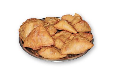 Beyaz arka planda Hint samosası. Hint baharatlı yemekleri ve tatları.