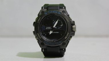 Lüks siyah, zarif saat adamı. Markalı bir saat..