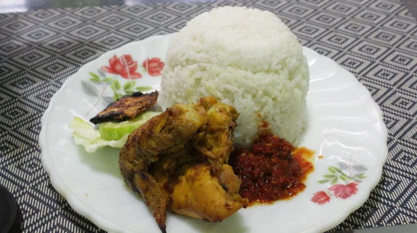 Ayam Panggang Dengan Nasi Putih Dan Saus Cabai — Stok Foto