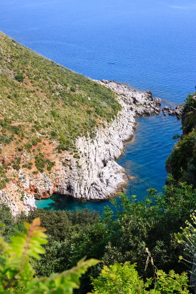 Acantilado blanco a lo largo de costa siciliana —  Fotos de Stock