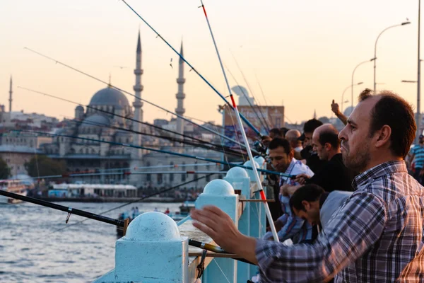 Pescadores en el puente de Galata Imagen de archivo