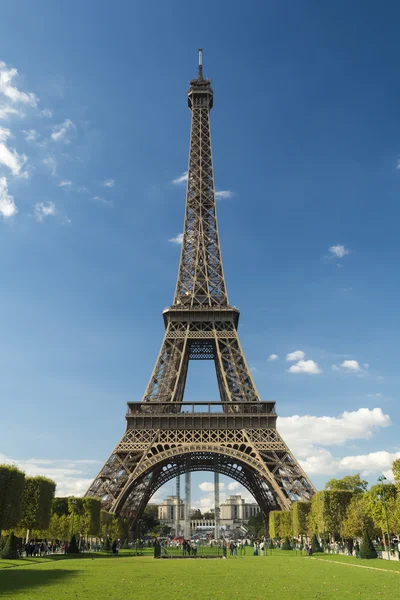 Torre Eiffel en un día soleado . — Foto de Stock