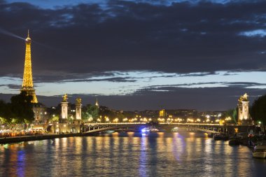 Paris, Fransa - 4 Ekim: alexander III Köprüsü ve kule üzerinde 4 Ekim 2013 yılında paris eiffel.