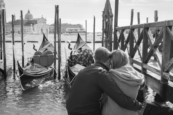 Романтична пара у Венеції. — стокове фото