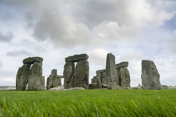 Stonehenge bajo un cielo nublado . — Foto de Stock