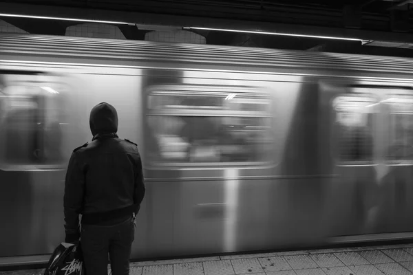 Einsamer Mann wartet auf seinen Zug. — Stockfoto