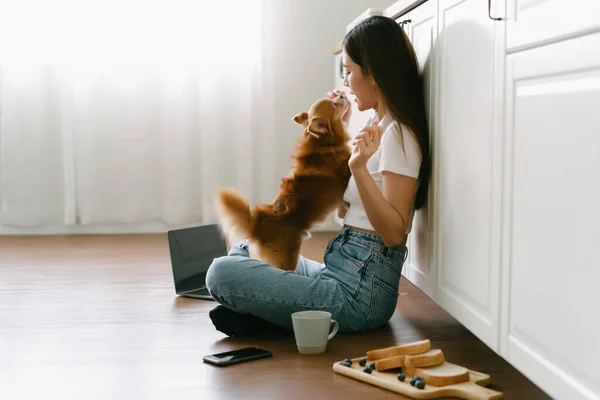 Beautiful Young Asian Woman Sit Warm Wooden Floor New Modern — Stock Photo, Image