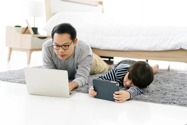 Portrait Asian Father Son Obsessed Devices Overuse Social Media Technology — Stok fotoğraf
