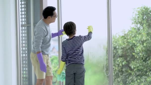 Porträtt Asiatisk Far Och Lille Son Gummihandskar Med Tvättmedel Och — Stockvideo